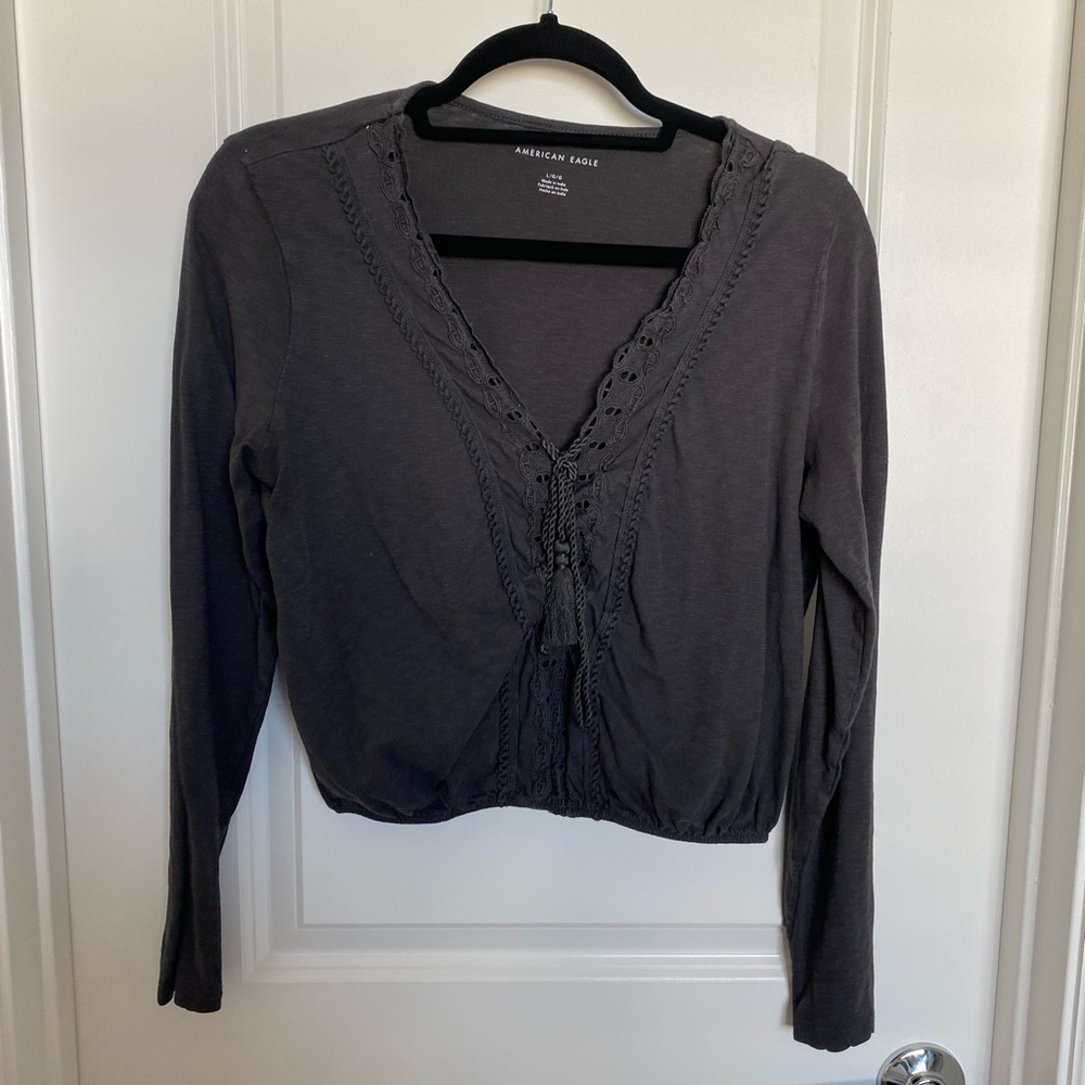 American Eagle long sleeve shirt in gray size L with an elastic bottom